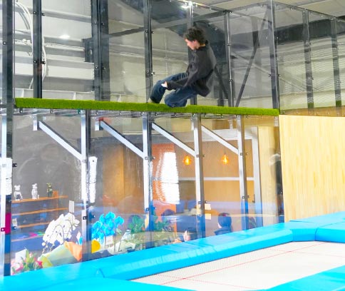 ウォールトランポリン